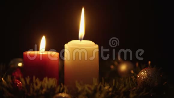 圣诞装饰用蜡烛燃烧的足迹圣诞节视频的预览图