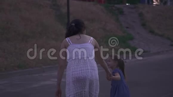 户外美丽的妈妈和小女儿视频的预览图