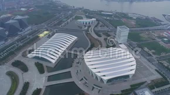 上海东方体育中心4K雾黄昏航拍视频视频的预览图