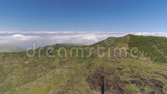 泰德火山山附近的特内里夫山上的岩石和悬崖山脉的鸟瞰图视频的预览图