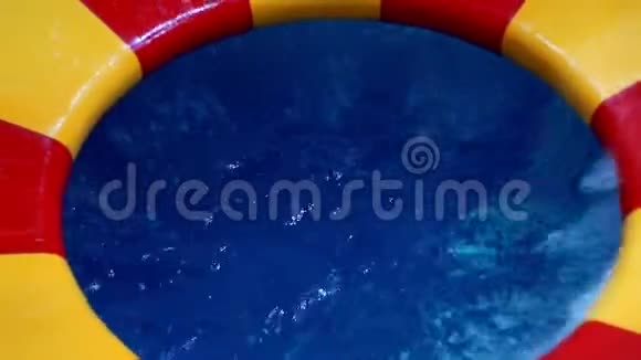 缤纷的水滑在夏日游乐园视频的预览图