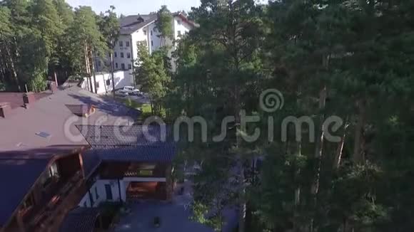 住宅区别墅森林里的房子视频的预览图