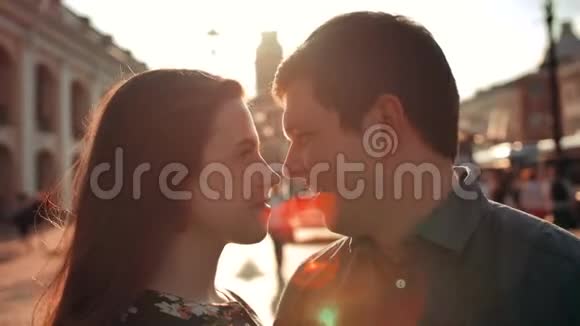 城市大街上快乐的年轻夫妇视频的预览图