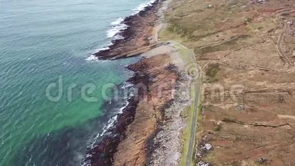 爱尔兰唐格尔县Dungloe以南Marameelan的海岸线鸟瞰图视频的预览图