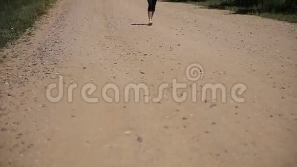 女孩在田野里的路上跑视频的预览图