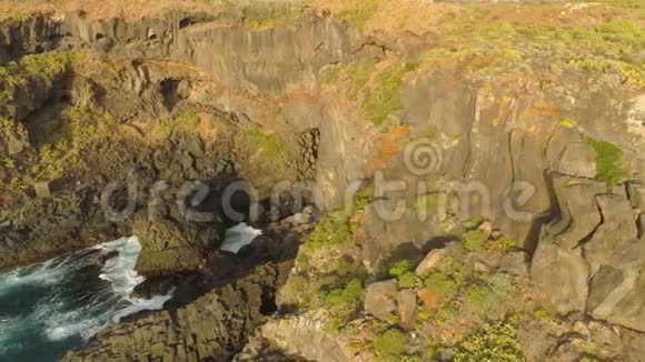 在特内里费的悬崖和大西洋的鸟瞰图无人驾驶飞机从上面拍摄西班牙卡纳里亚斯群岛视频的预览图