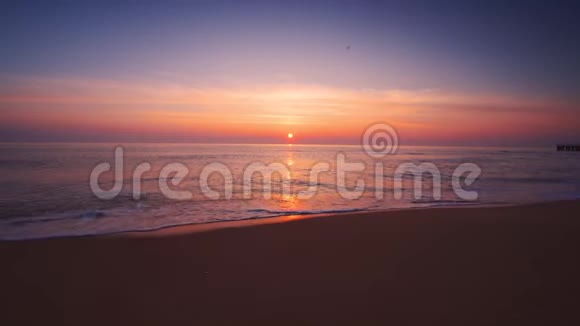 海边的日出和海浪视频的预览图