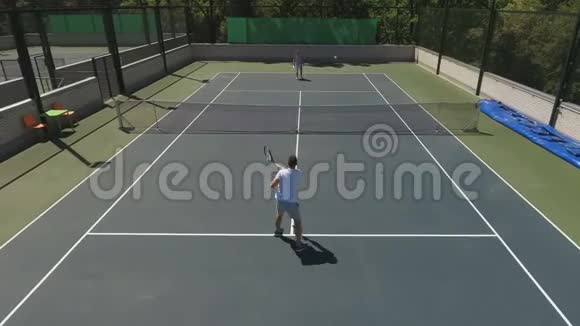有魅力的年轻人和女人打网球视频的预览图