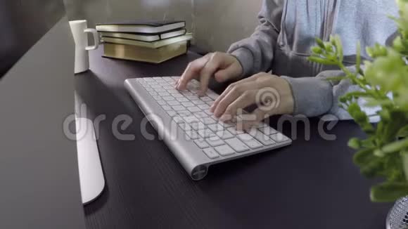 女人在办公室用电脑打字视频的预览图