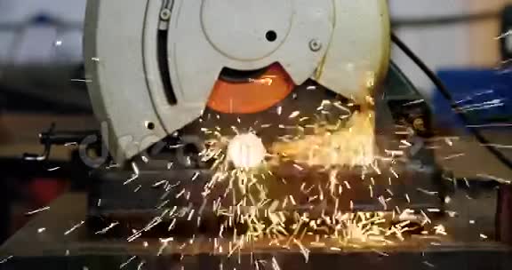焊工在工作商店工作视频的预览图