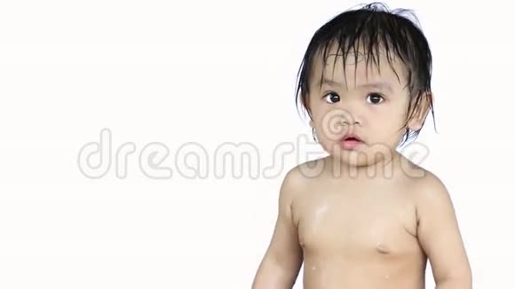白色背景的婴儿视频的预览图