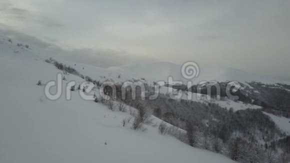 冬天飞越雪山视频的预览图