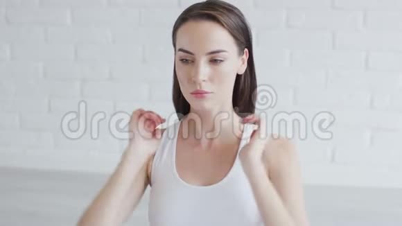 美丽的女人伸展手臂视频的预览图