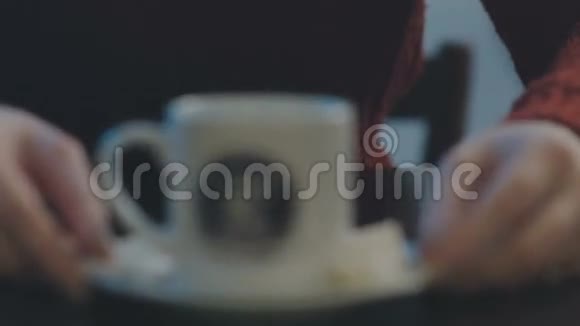 一杯咖啡在桌子上视频的预览图