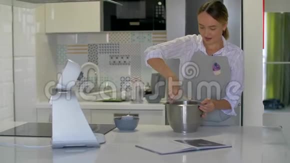 漂亮女孩在厨房做饭视频的预览图
