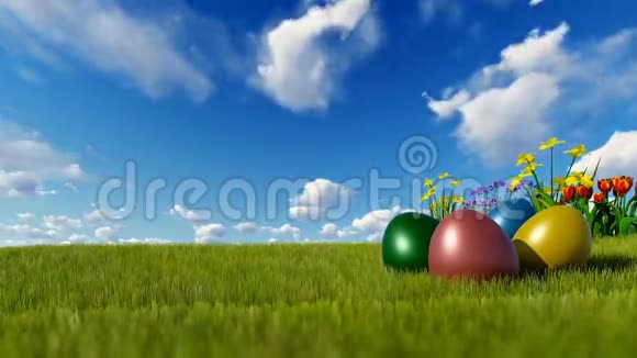 蓝色的天空绿色草地上五颜六色的复活节彩蛋视频的预览图