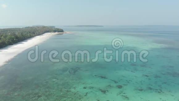 空中飞越热带岛屿白色海滩加勒比海绿松石水珊瑚礁印度尼西亚苏门答腊巴尼亚克群岛导游视频的预览图