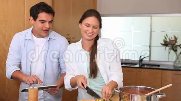女人和她丈夫一起做饭视频的预览图