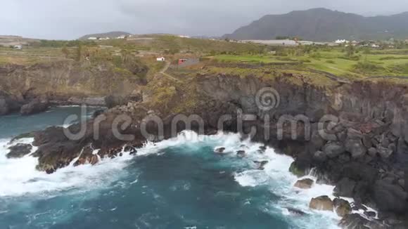 在特内里费的悬崖和大西洋的鸟瞰图无人驾驶飞机从上面拍摄西班牙卡纳里亚斯群岛视频的预览图