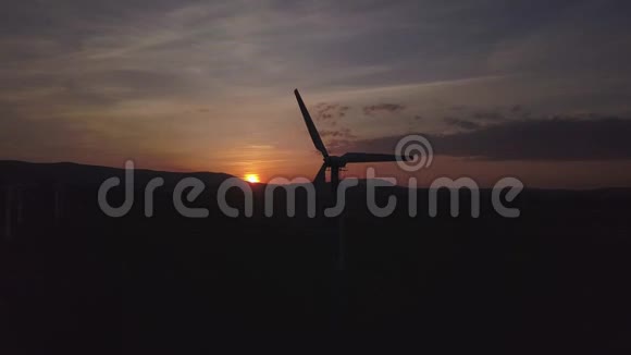 日落时的风力发电站浪漫的夜晚和生态清洁电力的现代技术保护环境视频的预览图