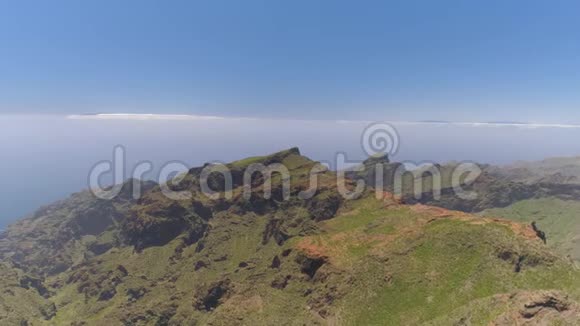 泰德火山山附近的特内里夫山上的岩石和悬崖山脉的鸟瞰图视频的预览图