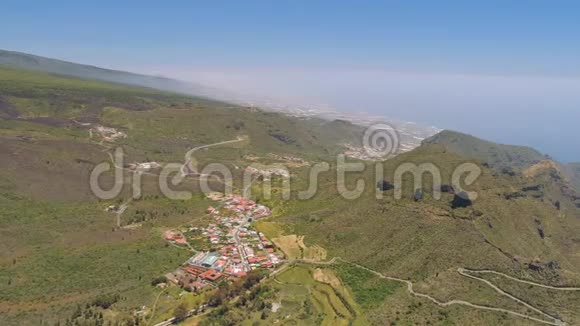 西班牙卡纳里亚斯埃尔德火山附近的特内里费从上面俯瞰群山视频的预览图