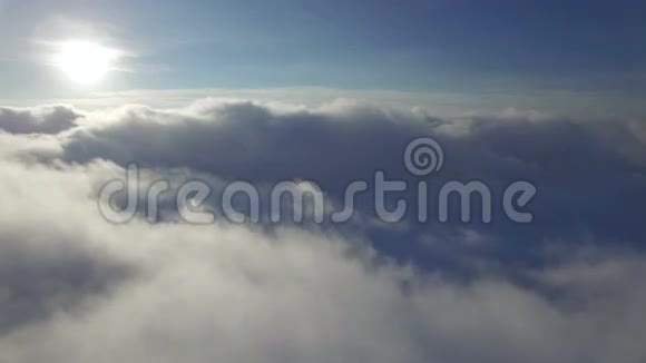 在云层之上飞行视频的预览图