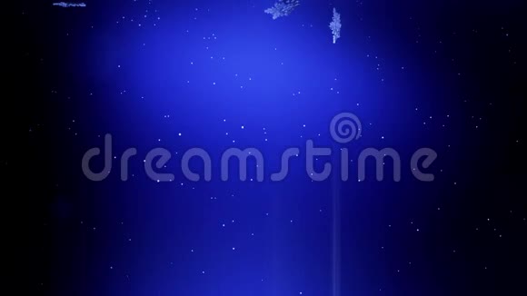 美丽的3D雪花在蓝色背景下在夜间飘落用作圣诞节新年贺卡或冬季主题的动画视频的预览图