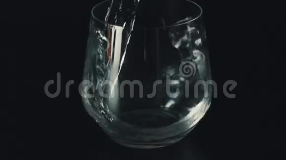 把饮料倒进玻璃杯里视频的预览图