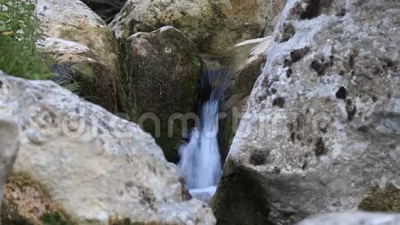 河流中的水流视频的预览图