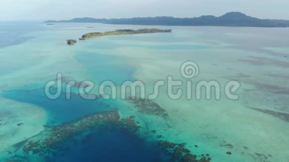 空中飞越热带岛屿白色海滩加勒比海绿松石水珊瑚礁印度尼西亚苏门答腊巴尼亚克群岛导游视频的预览图