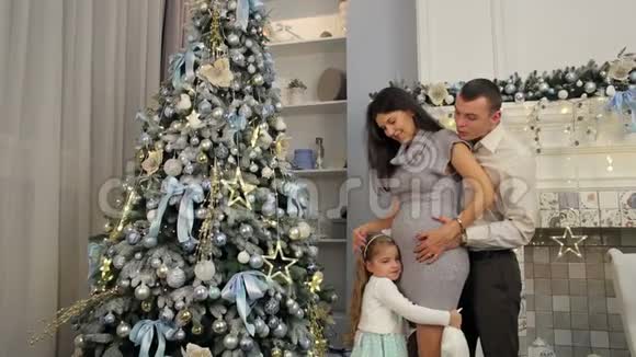 圣诞树附近幸福家庭的画像视频的预览图