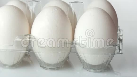 白色透明塑料托盘中的白色大鸡蛋视频的预览图