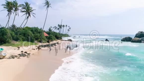 斯里兰卡渔民海滩慢速飞行4k视频的预览图