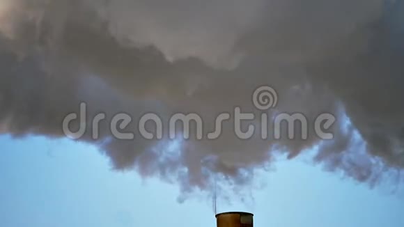 工业管道烟雾蓝天背景视频的预览图