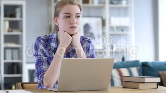 坐在临时办公室时的女人思考视频的预览图