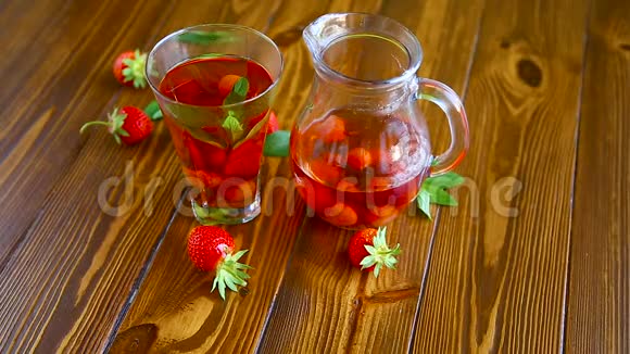 成熟的红色草莓在玻璃装饰器中的甜蜜组合视频的预览图