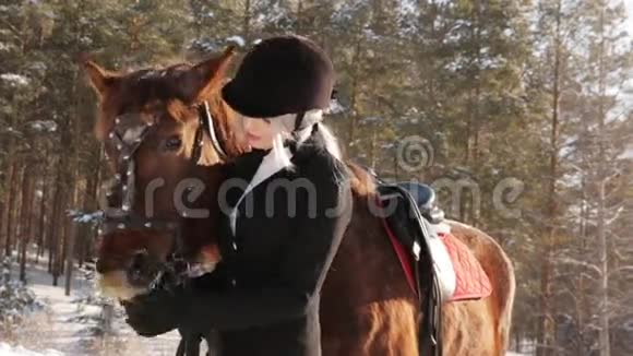 冬天森林里的年轻漂亮女孩骑马视频的预览图