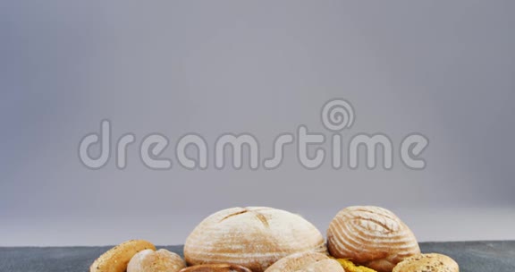 有麦粒的面包视频的预览图