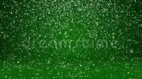 降雪表面沉降绿色冬季背景作为广告或标志的地方圣诞节或新年视频的预览图