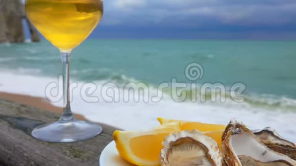 葡萄酒和一盘柠檬牡蛎视频的预览图
