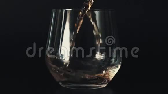 把饮料倒进玻璃杯里视频的预览图