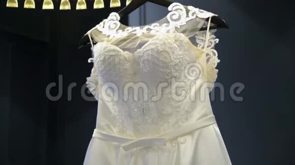 白色婚礼婚纱视频的预览图