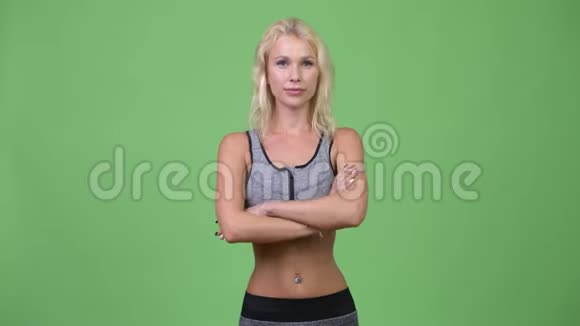 年轻的美女双臂交叉准备去健身房视频的预览图