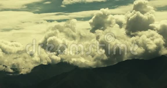 西藏山顶上世界的屋顶上一片片蓬松的云团视频的预览图