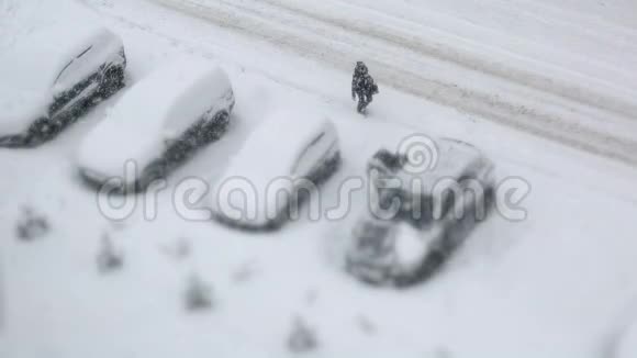冬天有雪车的停车场视频的预览图