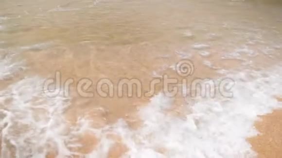 4k海浪在海岸上滚动的慢动作视频视频的预览图