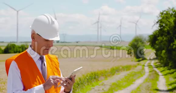 风车农场使用数字平板的工程师视频的预览图