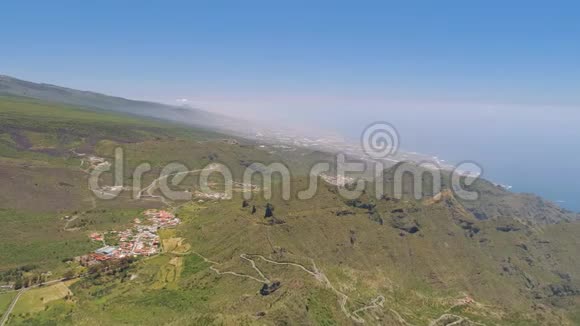 西班牙卡纳里亚斯埃尔德火山附近的特内里费从上面俯瞰群山视频的预览图