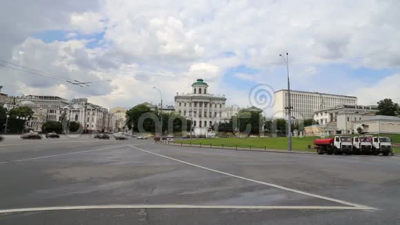 克里姆林宫附近莫斯科市中心街道上的日常交通视频的预览图